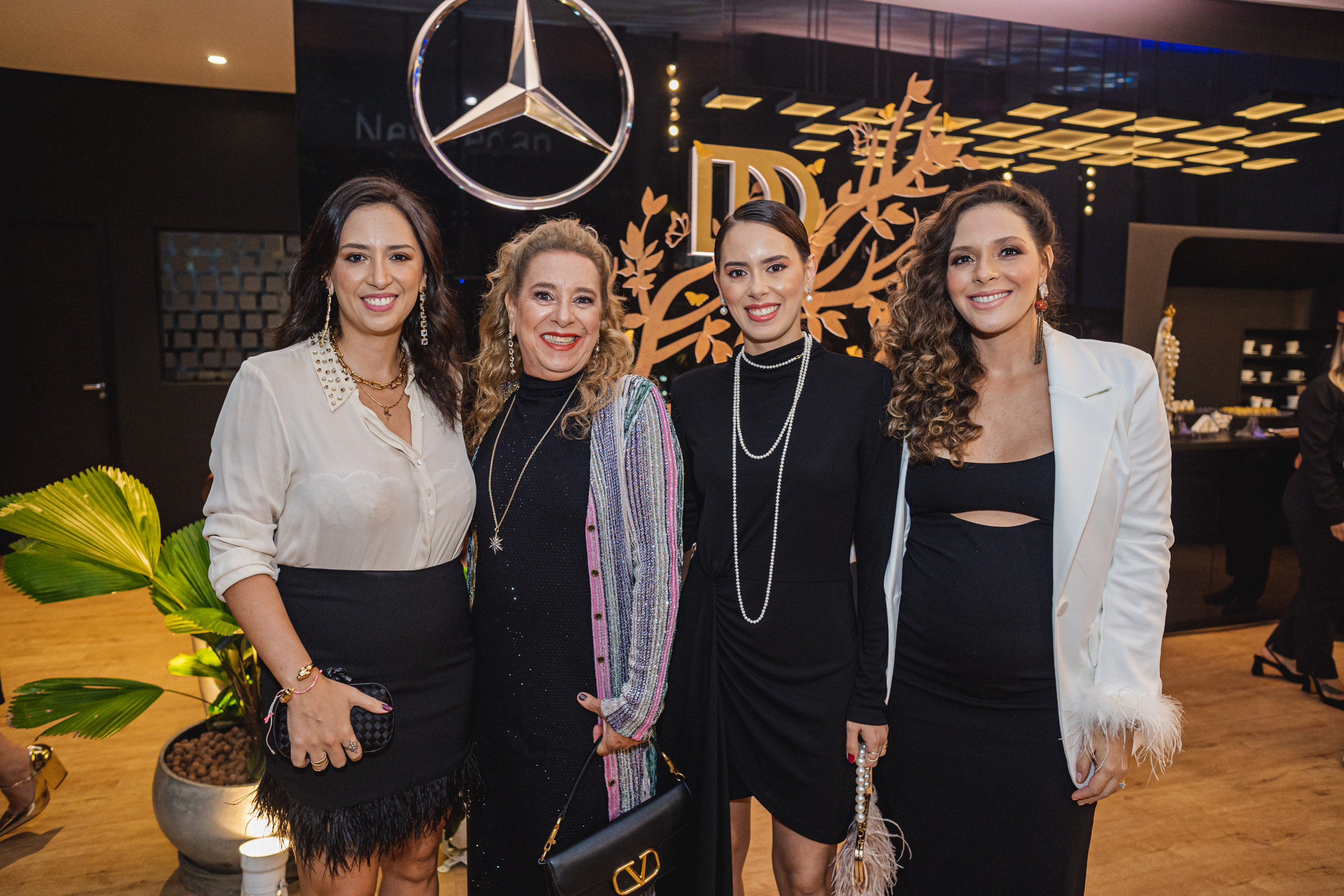 # Diamond Design lança nova coleção Butterfly com show de Luiza Possi na Newsedan # Diamond Design lança nova coleção Butterfly com show de Luiza Possi na Newsedan