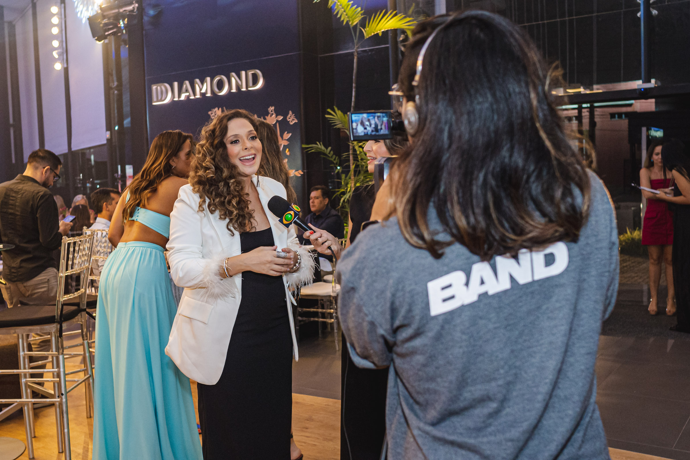 # Diamond Design lança nova coleção Butterfly com show de Luiza Possi na Newsedan # Diamond Design lança nova coleção Butterfly com show de Luiza Possi na Newsedan